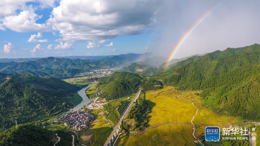 黔东南台江县长滩村村美民富产业兴
