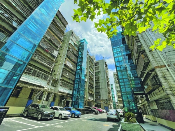 白云区艳金花园老旧小区加装电梯工程完工