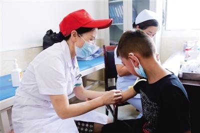 六盘水:为周家寨村儿童进行免费入托入学体检