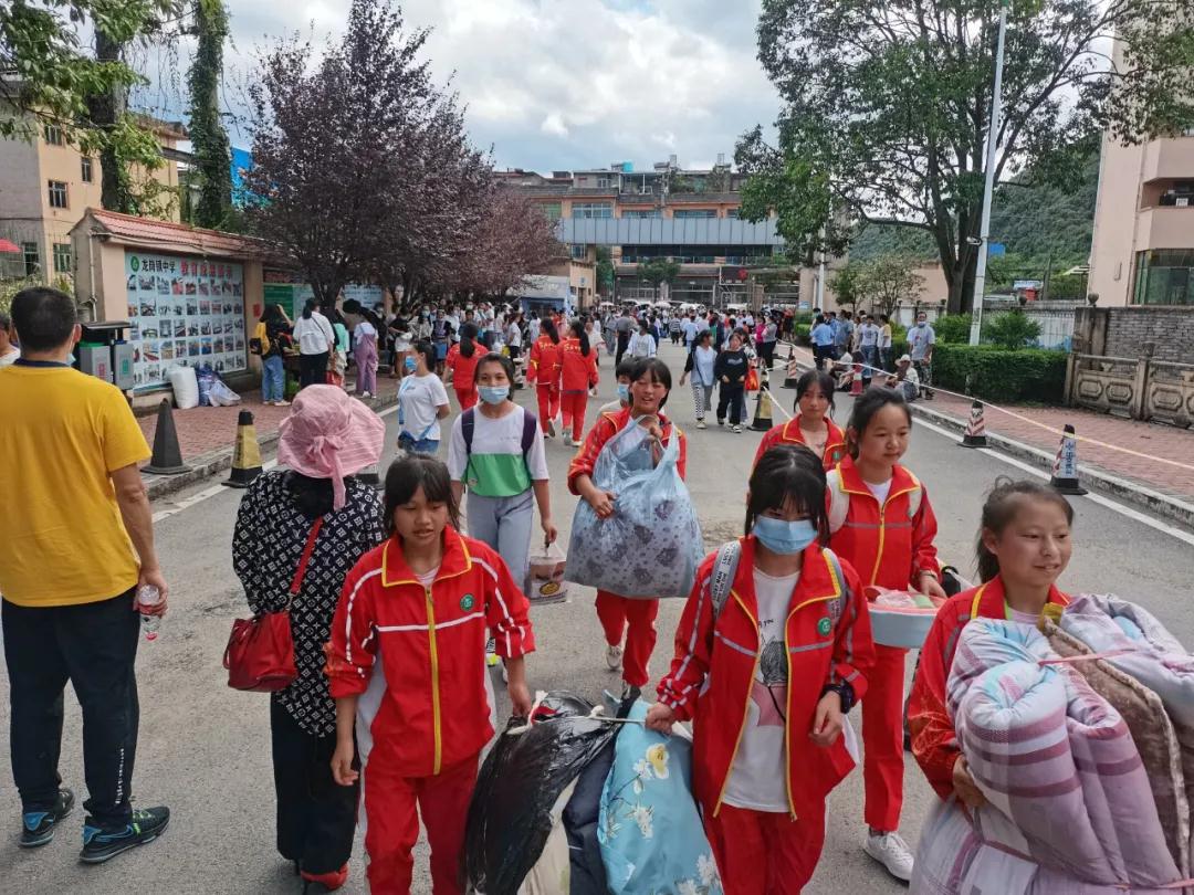 开阳县龙岗镇中学绿丝带志愿服务真靓