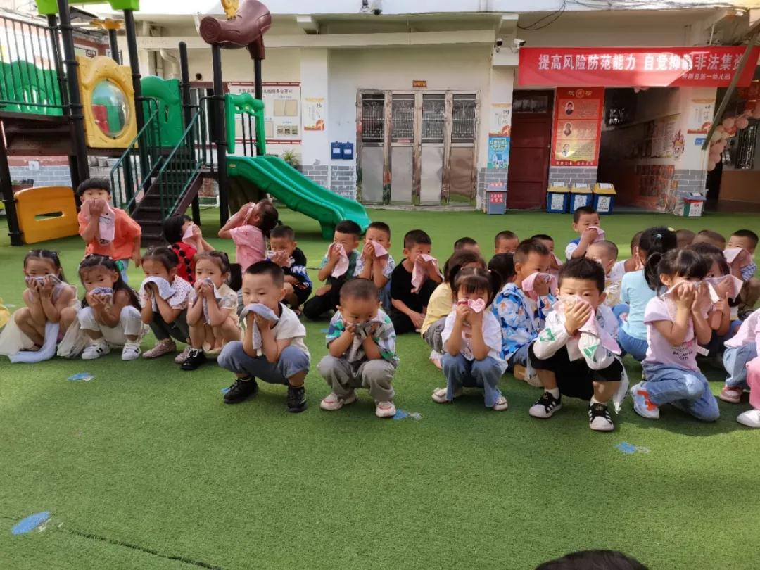 开阳县第一幼儿园举行消防逃生演练