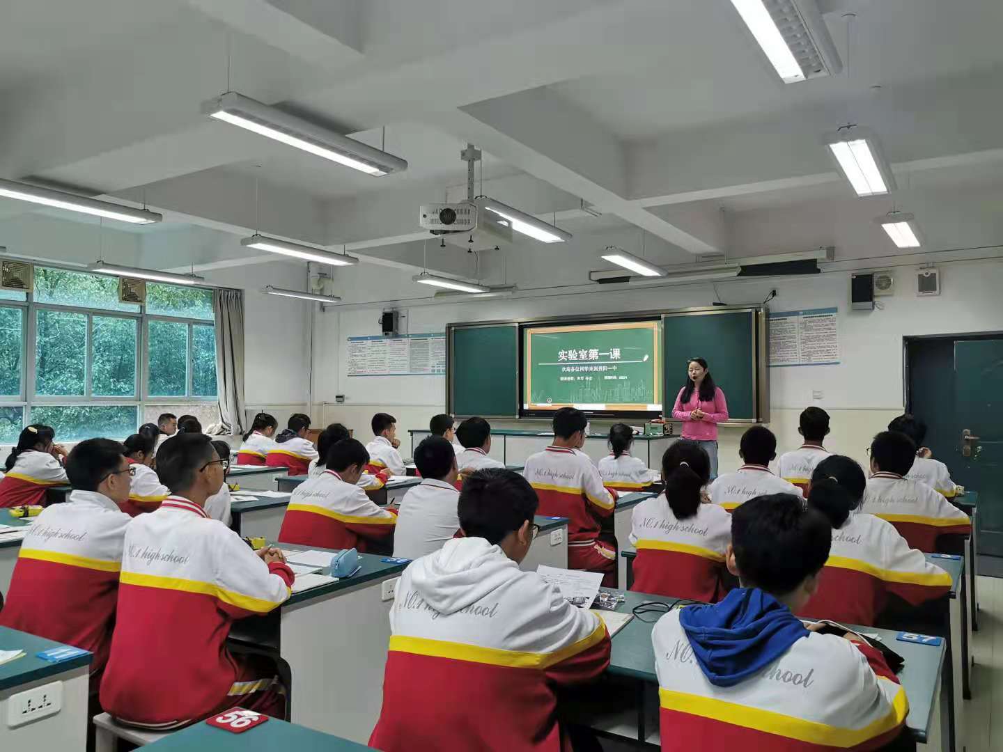 编织科创摇篮与学生教学相长记贵阳好老师贵阳一中综合实践教师和琴