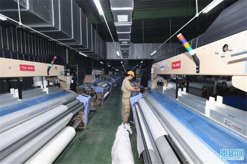图集恒力贵阳产业园首条生产线投入试生产日产高端面料23万米
