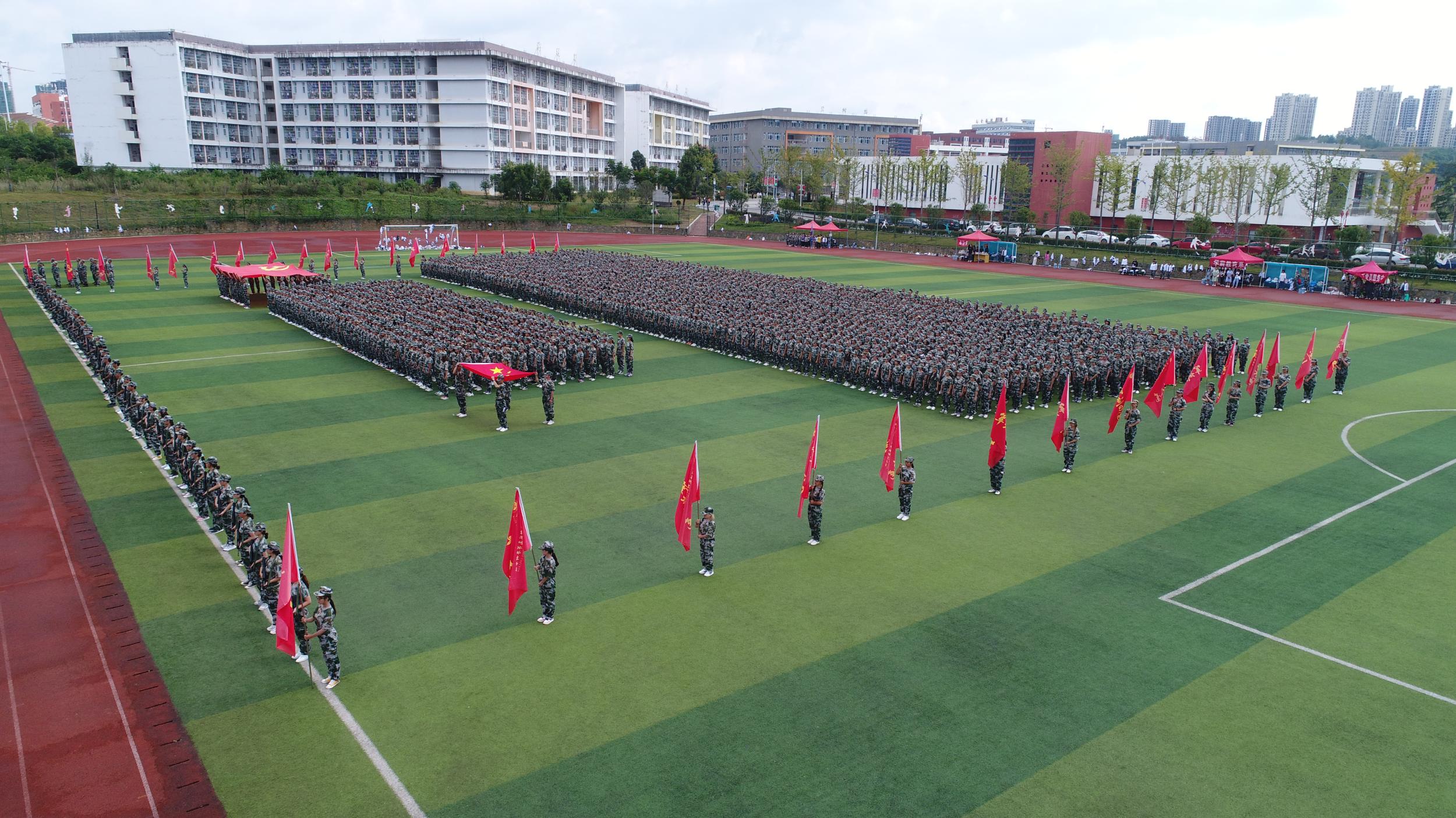 毕节幼儿师范高等专科学校军训场里巾帼不让须眉