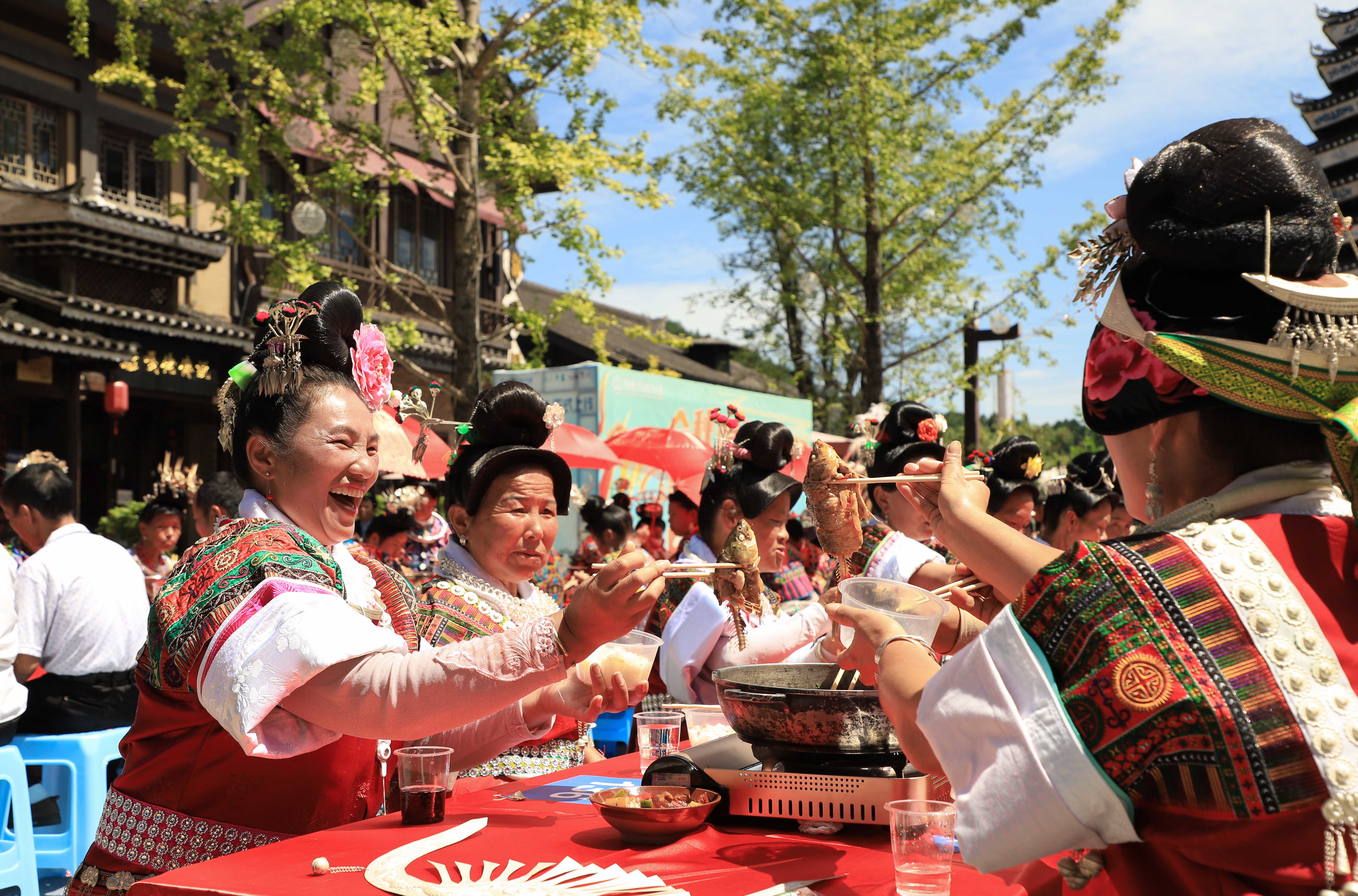 贵州丹寨丰收长桌宴欢乐度假期