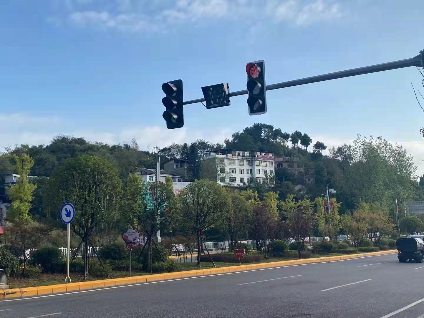 开阳毛栗山路口红绿灯正式上岗