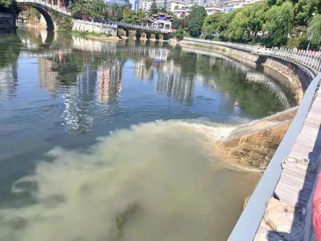 市东大沟淤堵污染南明河 多部门第一时间联动处置