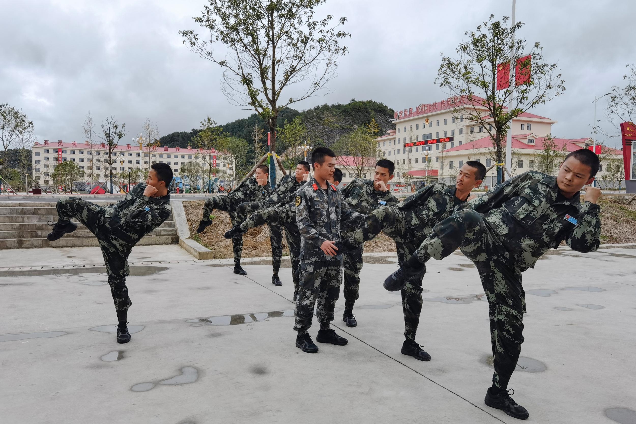 武警黔东南支队为新兵加钢淬火