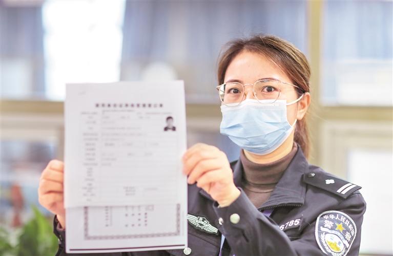 省外居民在办理居民身份证异地申领手续.