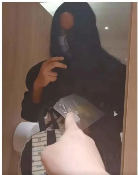 男子躲女厕偷拍一博主出手你打不过我的
