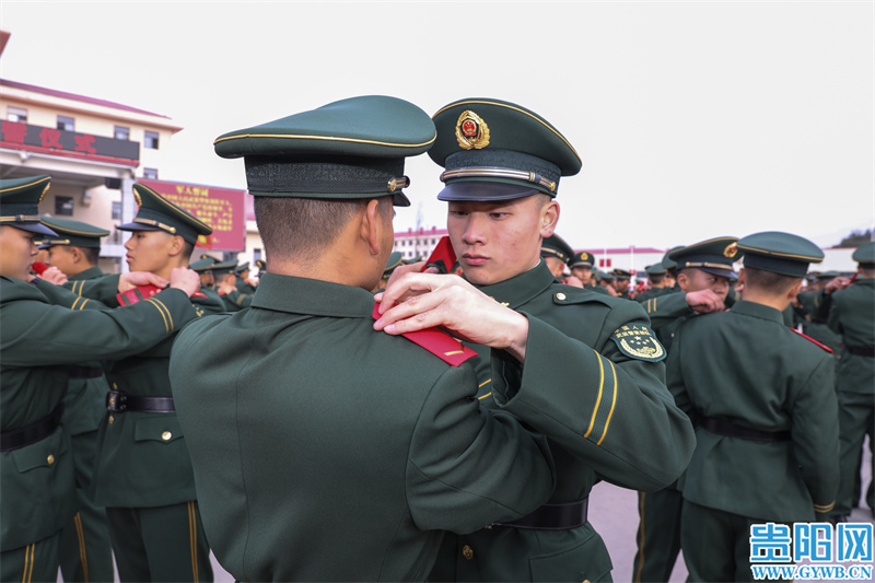 武警贵州总队新兵团举行2021年度秋季新兵授衔暨军人宣誓仪式