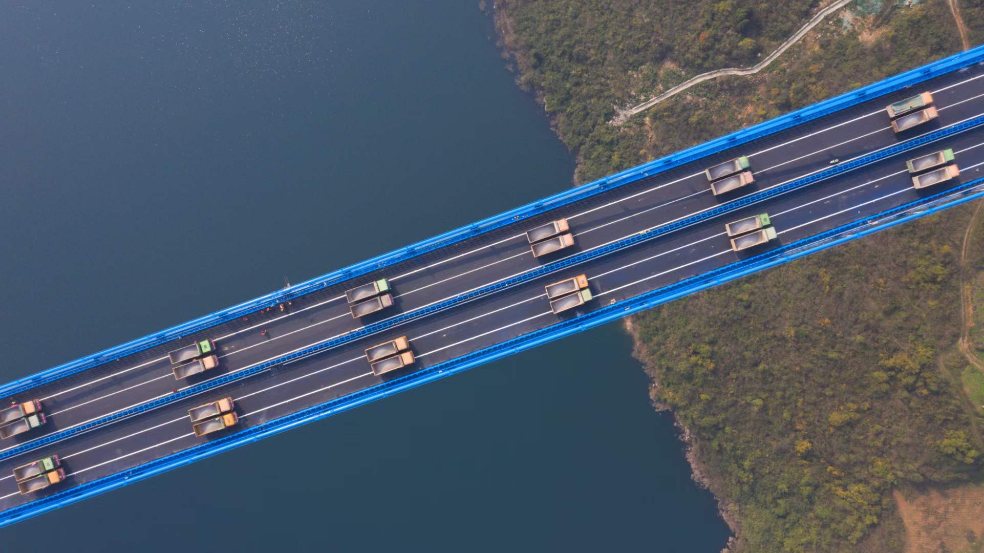 震撼！72辆重卡陆续驶上贵州这座大桥