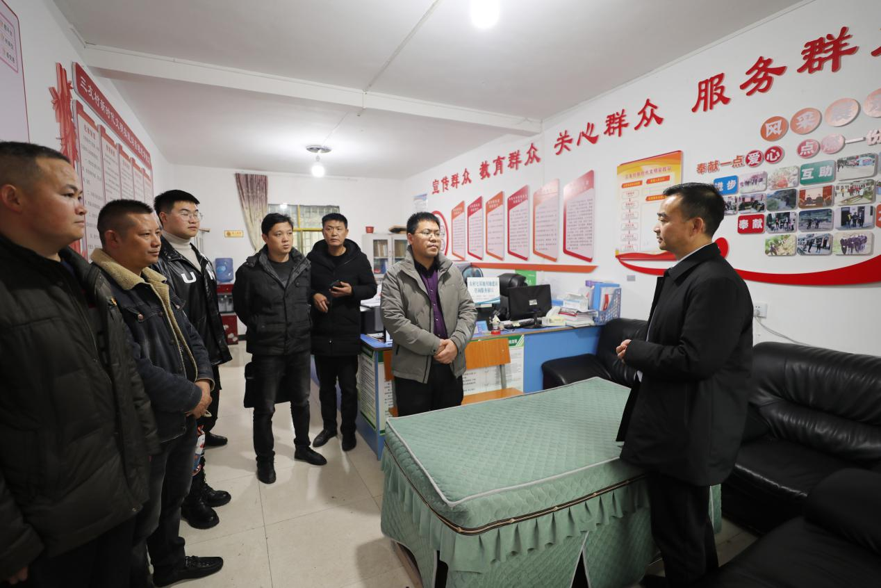 息烽县长何明到鹿窝镇流长镇宣讲十九届六中全会精神调研指导村社区