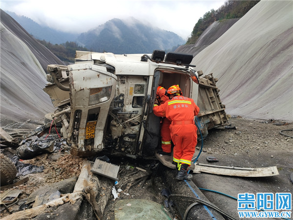 遵义余庆一垃圾车翻至30米深谷底消防员紧急救援