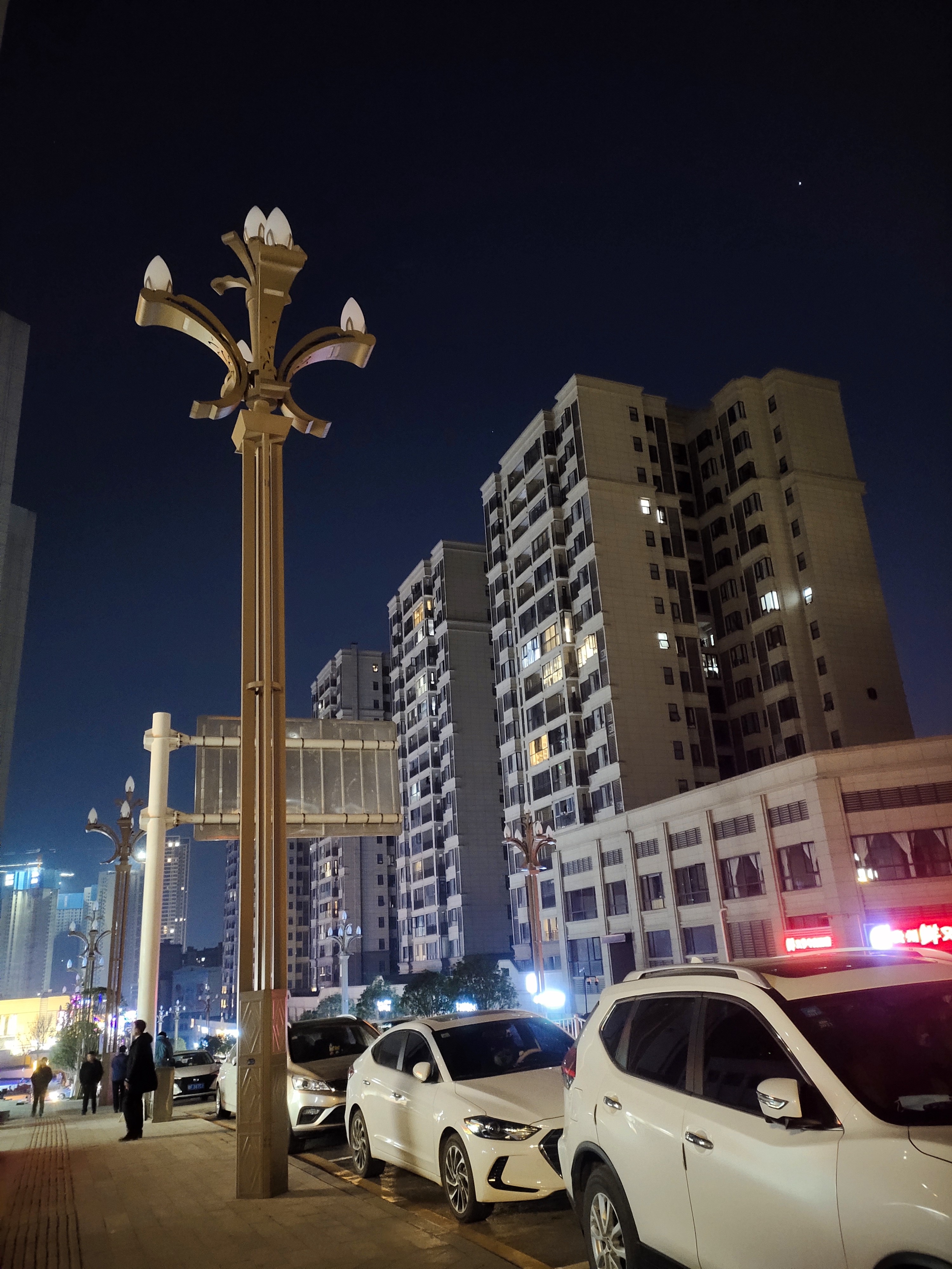 贵阳观山湖逸都路接通临时电,路灯亮起来!