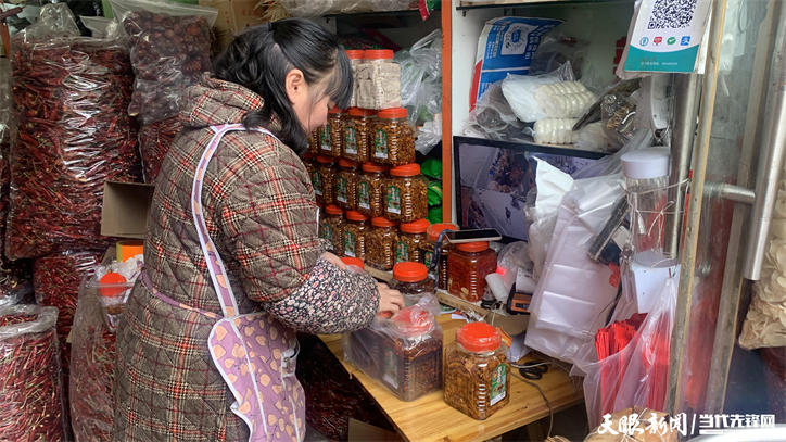 遵义市虾子镇辣椒店里制出红火新年