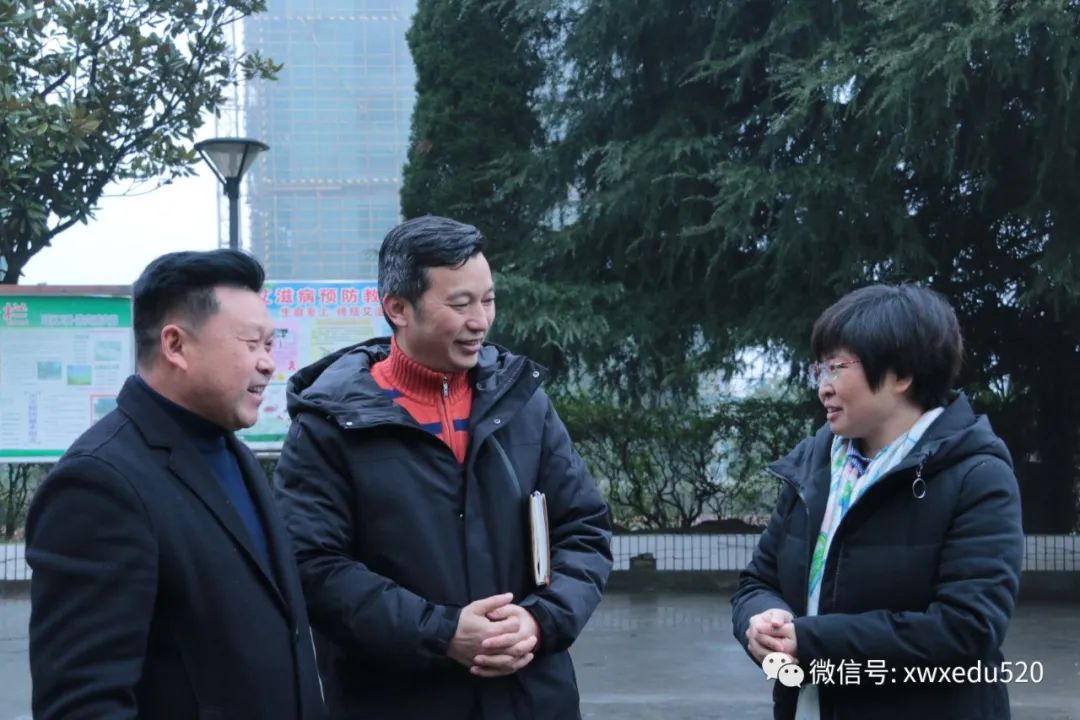 在修文一中,久长中学,扎佐中学,刘丽萍认真听取了学校初三开学工作的