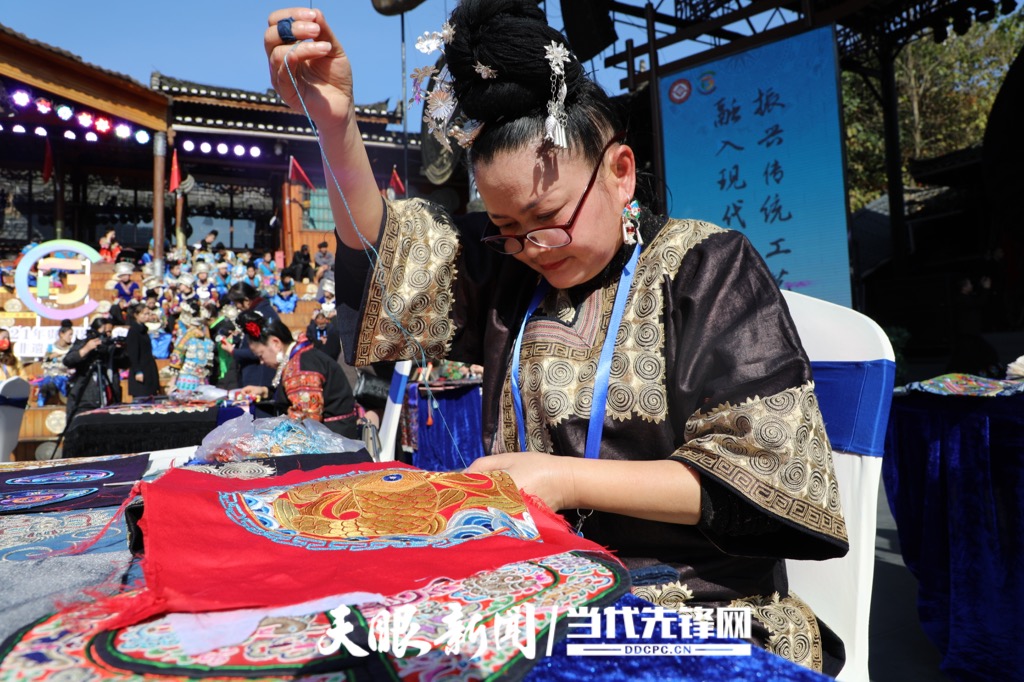 苗寨举行的贵州省非遗技能大赛决赛上,一名苗绣选手正在进行刺绣创作