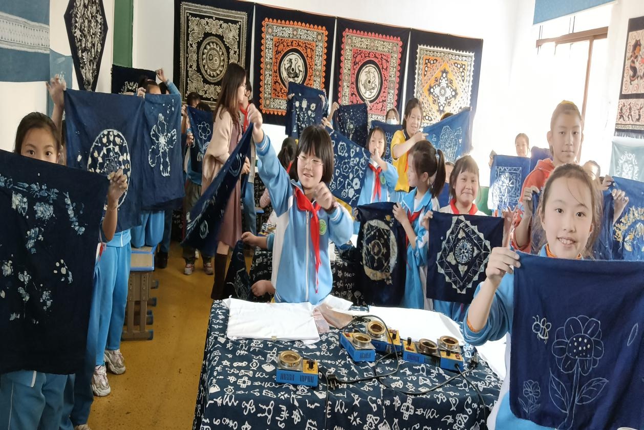 安顺市镇宁县非物质文化遗产蜡染进校园