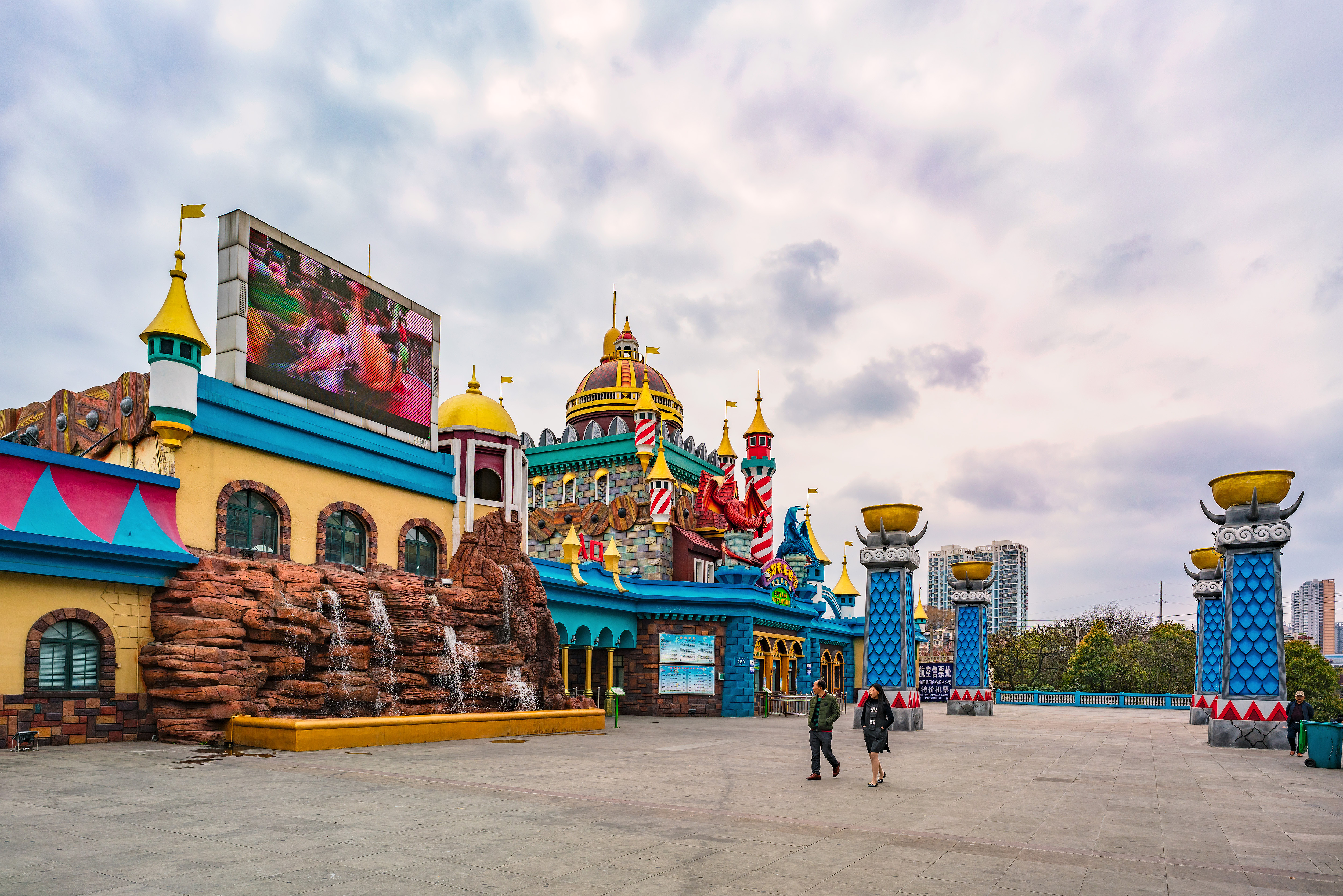 贵阳欢乐世界:有悬挂过山车,四环过山车,飞舟冲浪,海盗船,跳跃云霄