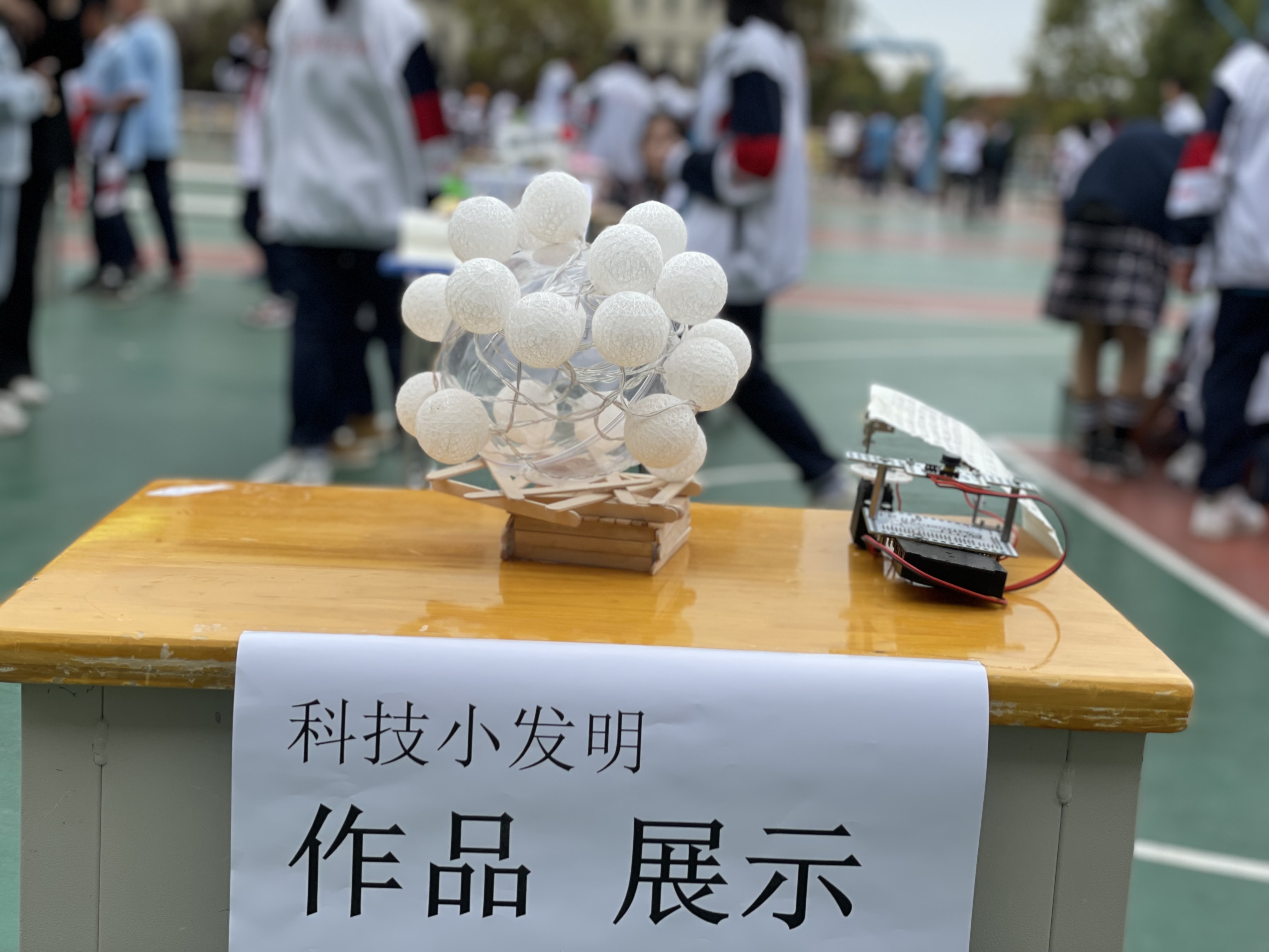 图为科技小发明作品展示图为科幻画展览"科技节只是一个起点,给同学们