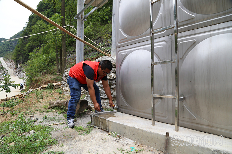 紫云戈枪村村民房前的蓄水箱