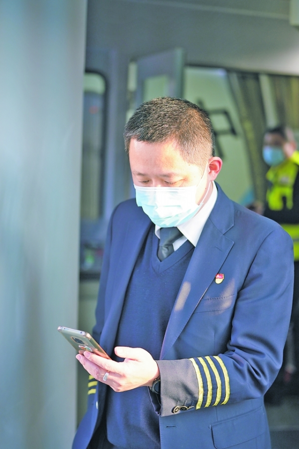 南航飞行部一分部机长胡继军发挥榜样作用做好引路人