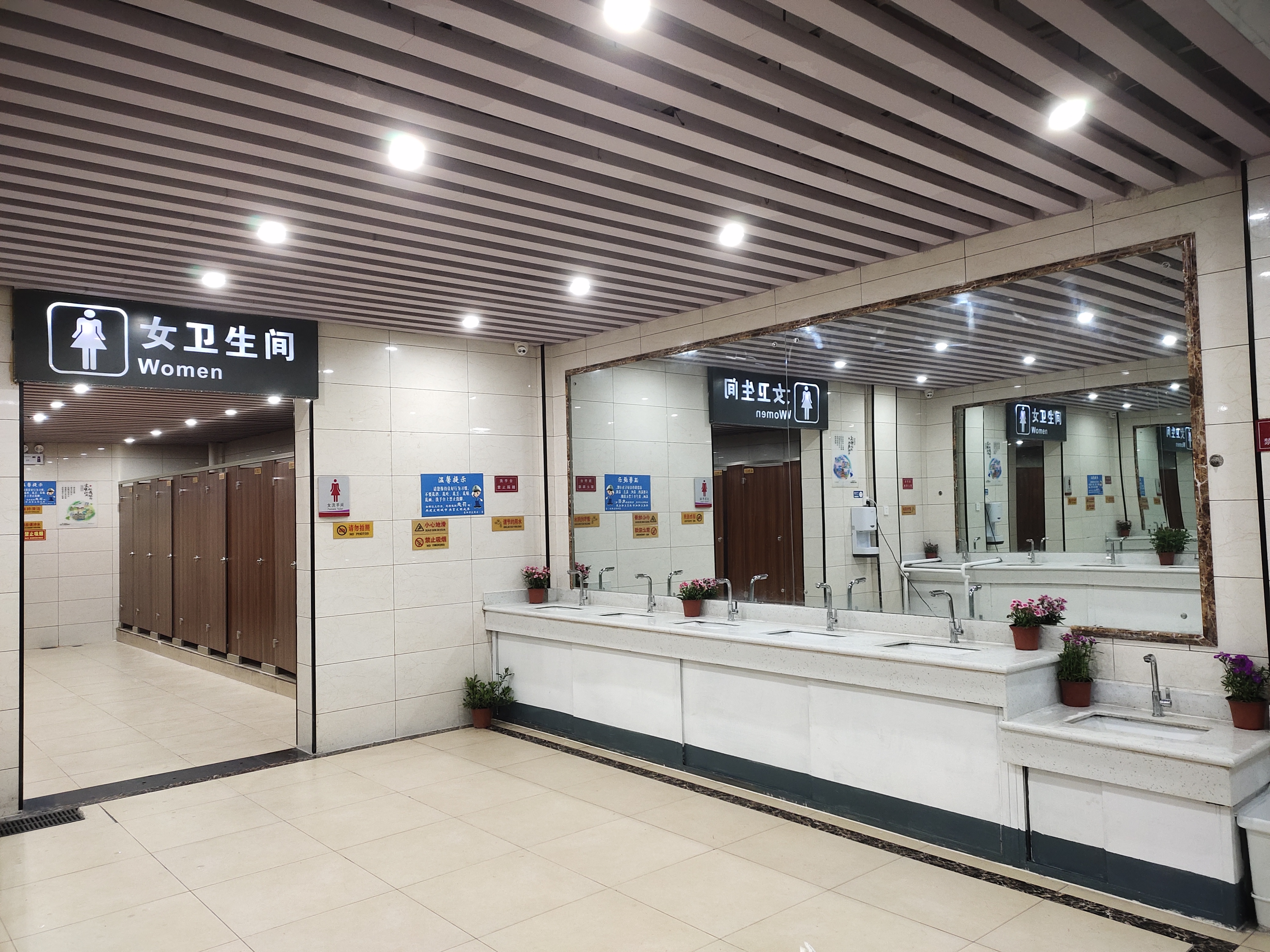 历经半个多月的施工,停用五个多月的贵阳火车站出站口厕所完成提升