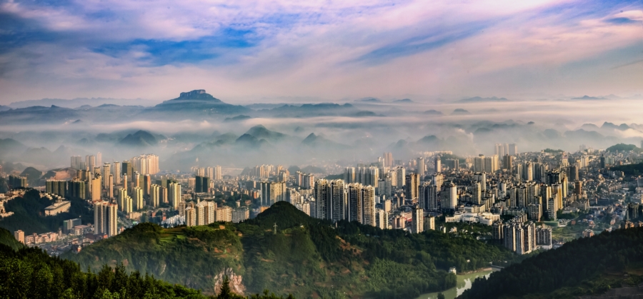 图为凯里市全景.