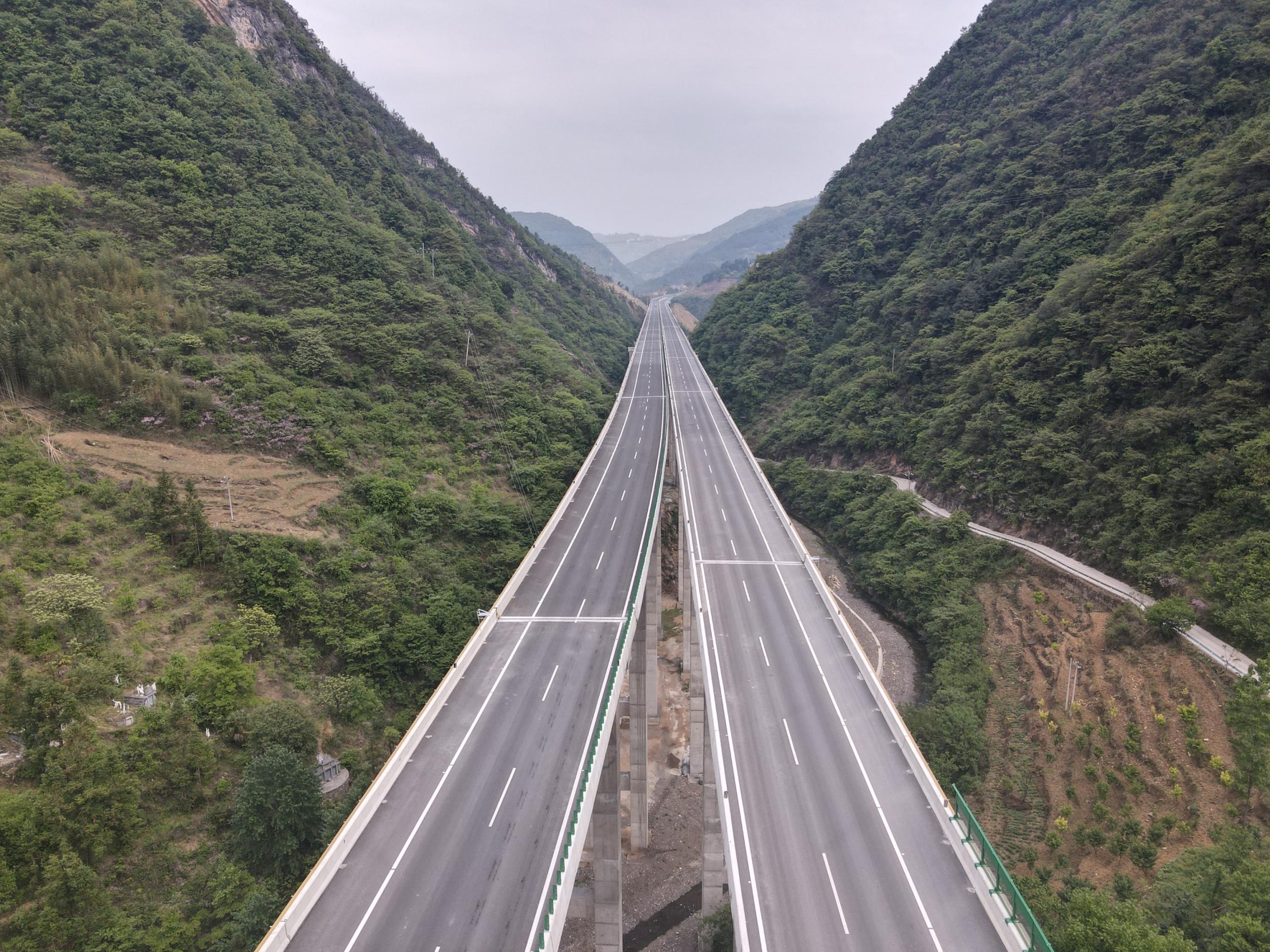 贵州赫镇高速公路建设有限公司董事长丁善涛表示:镇赫高速建成后,将