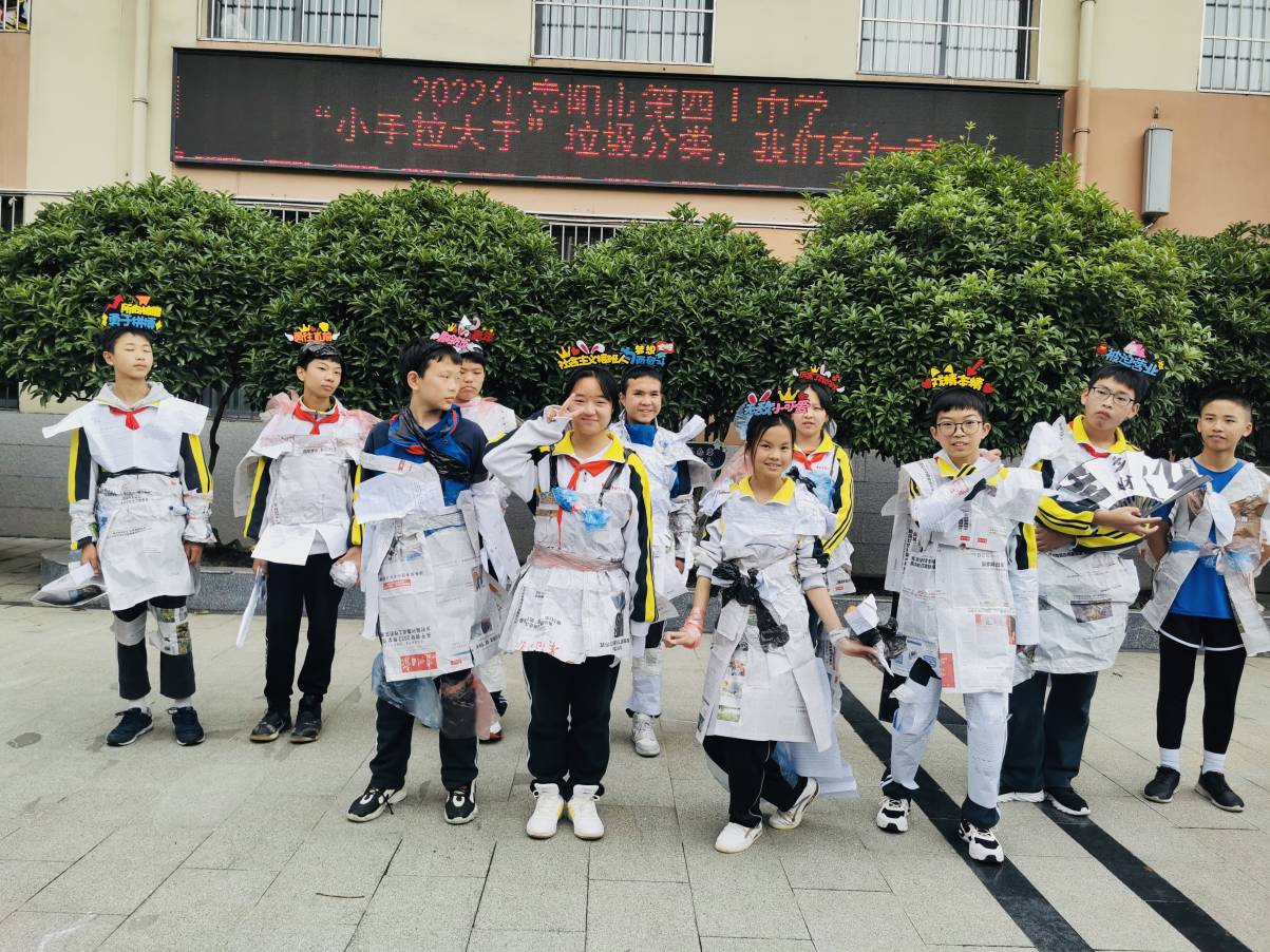 填……在团队小组的共同努力下,一件件由报纸,塑料袋等废弃垃圾制作的