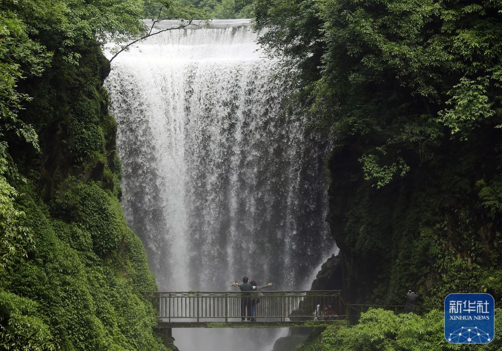 贵阳:瀑布半天上,飞响落人间-贵阳网
