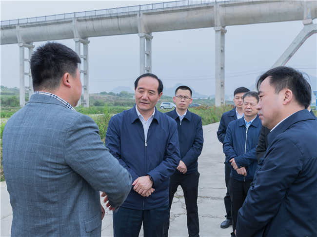 安顺市委书记杨昌鹏到西秀区对农业高质量发展工作开展"穿透式"调研