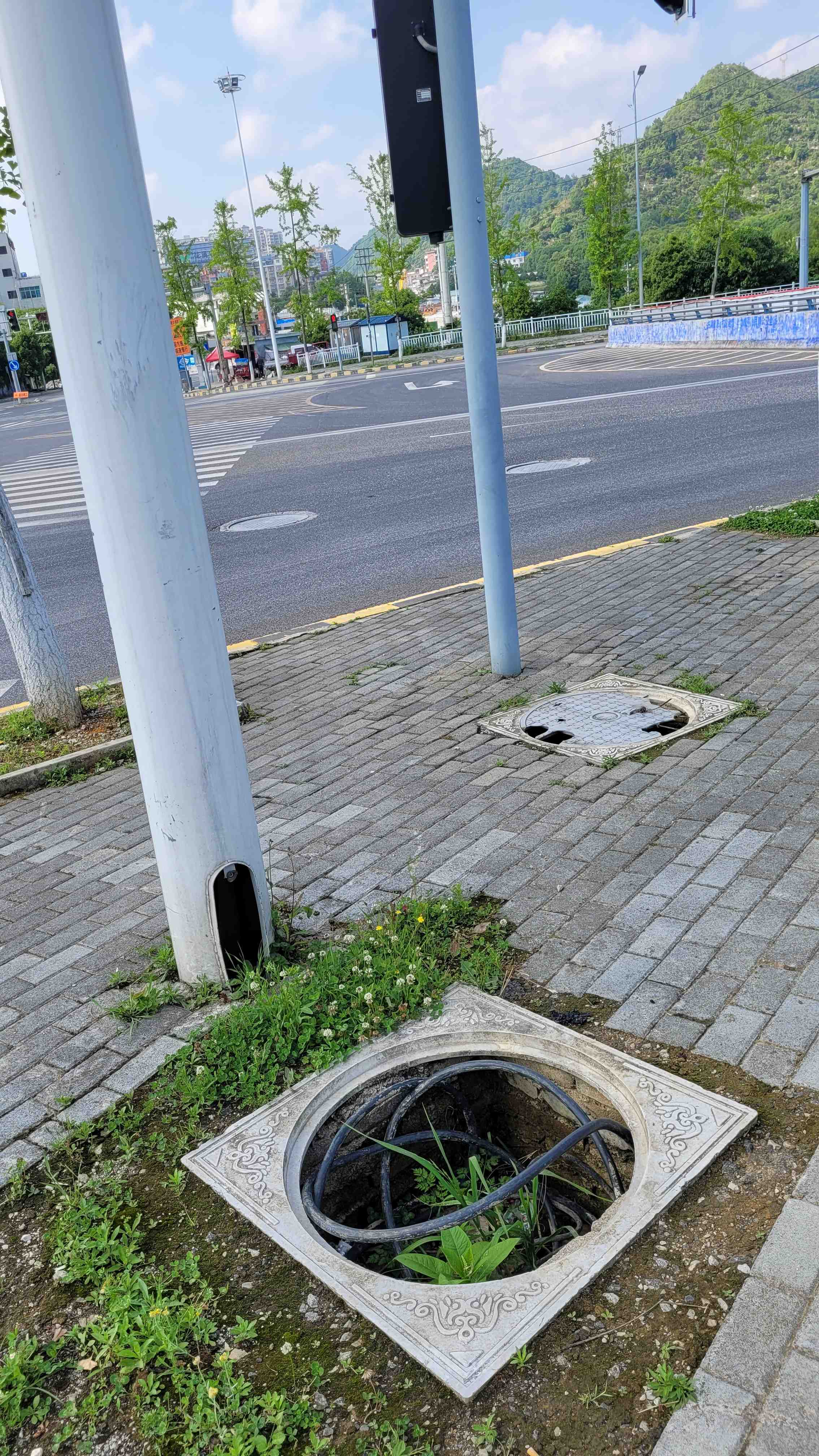 当天,王先生行经花溪区孟溪路花溪南站路段人行道,发现有一处井盖缺失