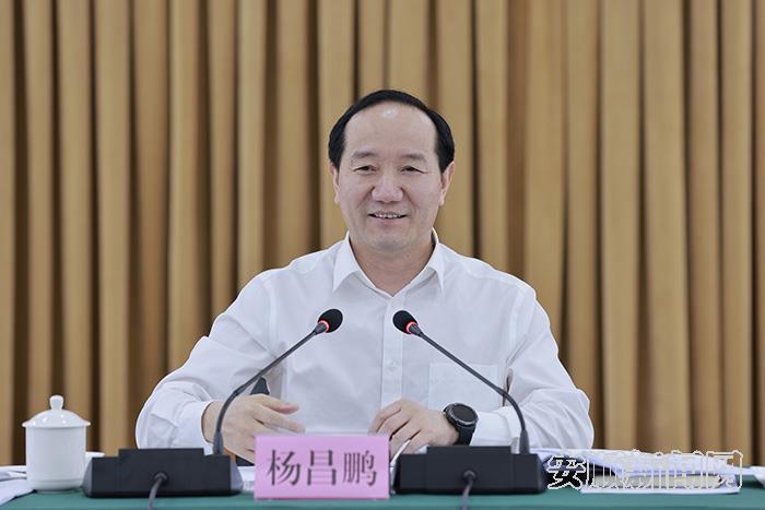 市委书记杨昌鹏,市委副书记,市长尹恒斌出席会议并讲话.