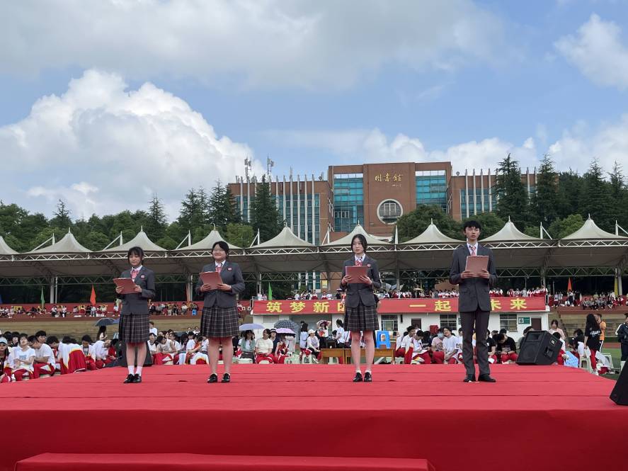 青春如诗岁月如歌扬帆启航贵阳一中举行2022届毕业典礼暨成人仪式