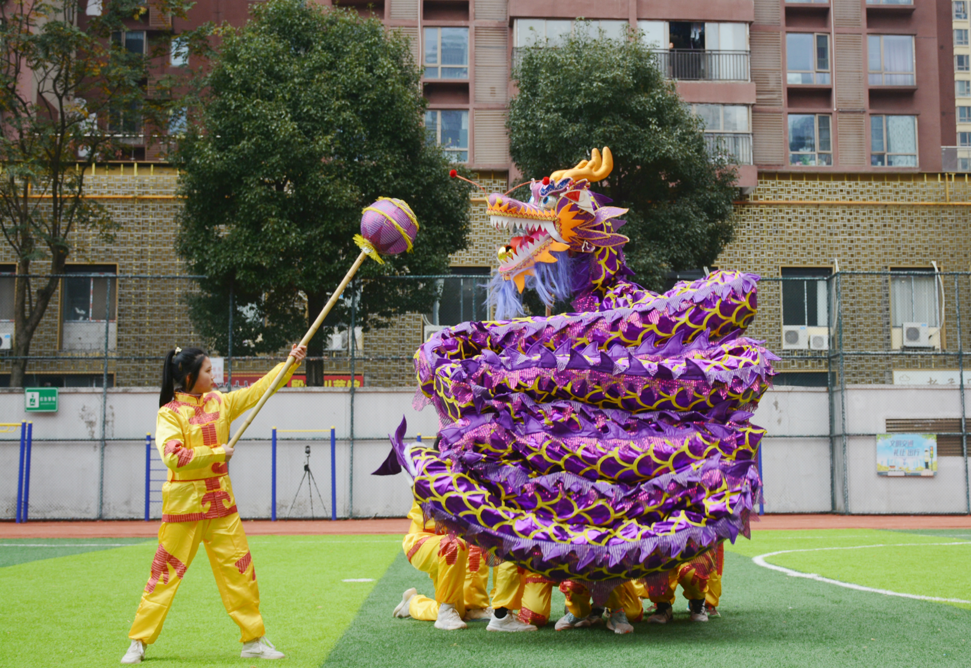 只见同学们踩着节拍,挥动龙把,灵活走位,摆出不同的舞龙造型,不禁让前