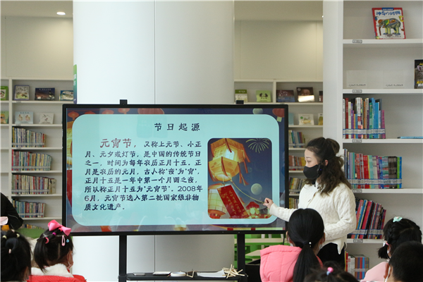 贵阳市少儿图书馆举办“手札鱼灯闹元宵”创意手工活动