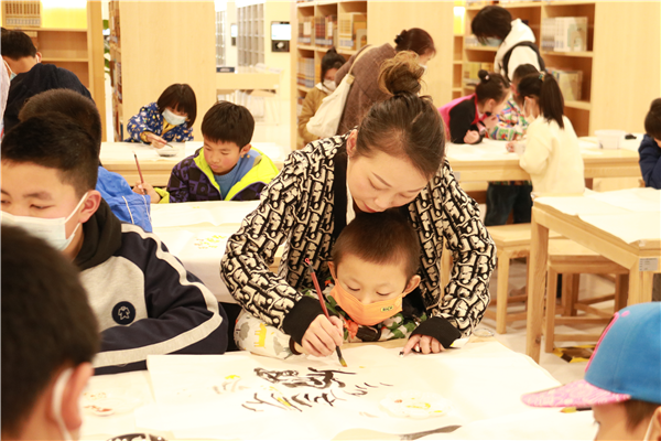 贵阳市少儿图书馆举办少儿国画“春天使者·迎春花”活动