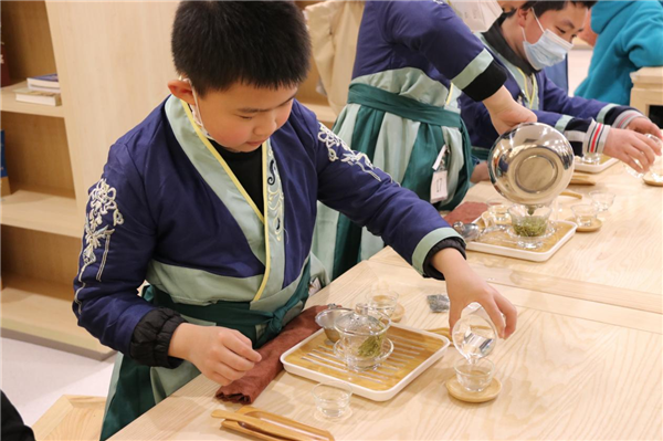 贵阳市少儿图书馆举办茶艺课“春日里饮春茶”活动