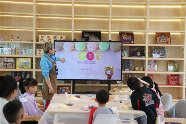 贵阳市少儿图书馆举办烘培手工“甜蜜蜜的爱”母亲节主题活动