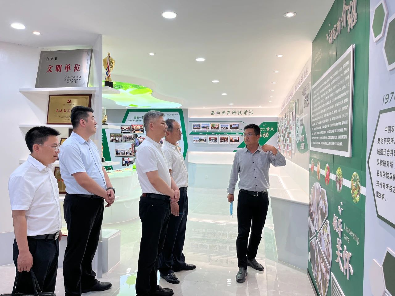 许俊松率队赴中国农科院郑州果树研究所考察招商并参加成立花小莓联合专家工作站合作签约仪式