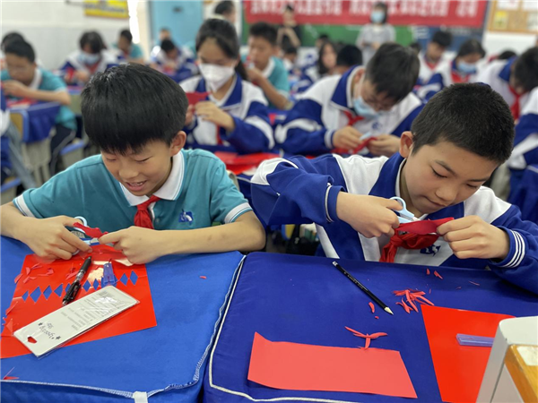 贵阳市少儿图书馆走进二十三中举办非遗剪纸活动