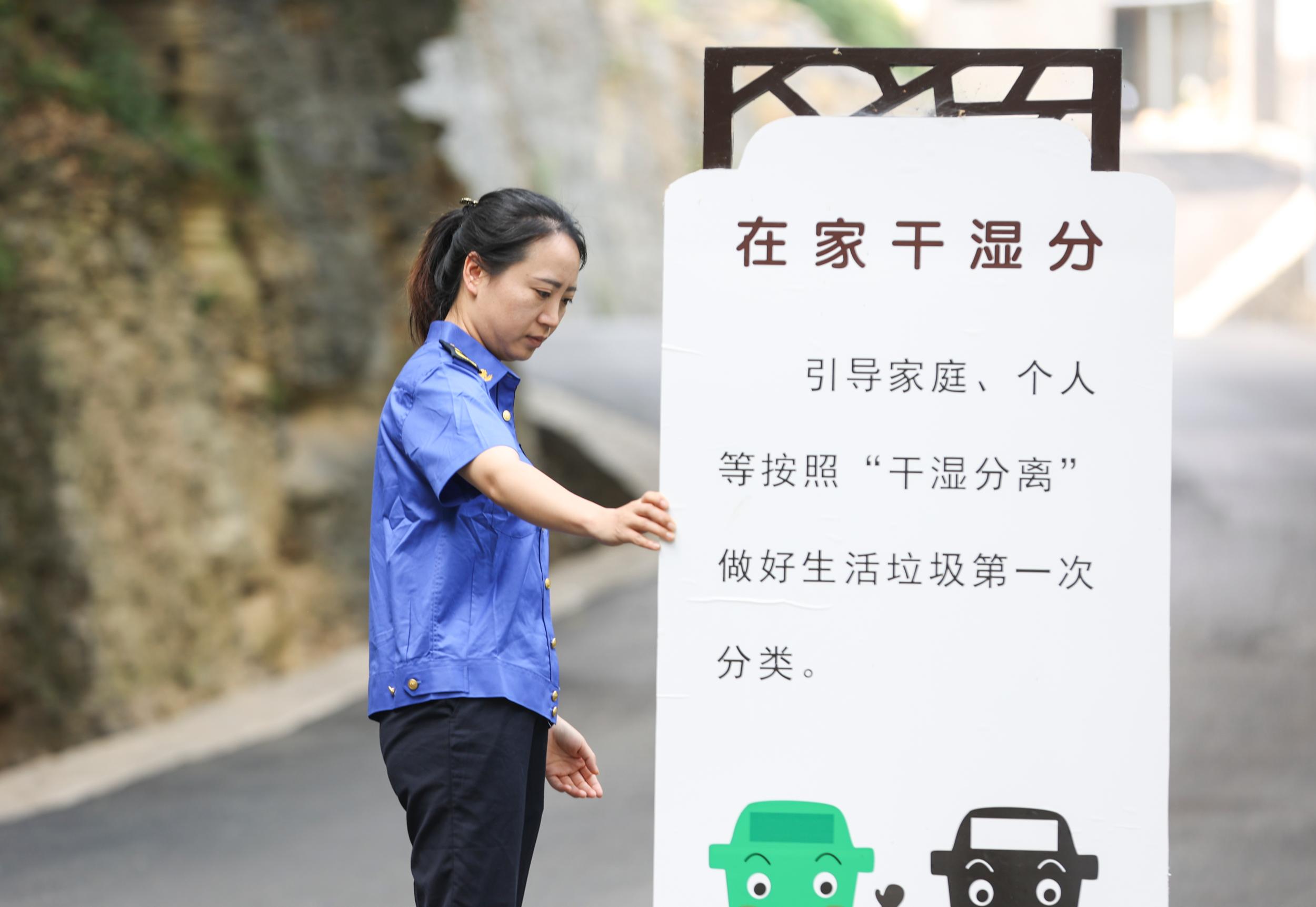 全力以赴保证新区环境卫生——记贵安新区综合行政执法支队环卫工作者李宽