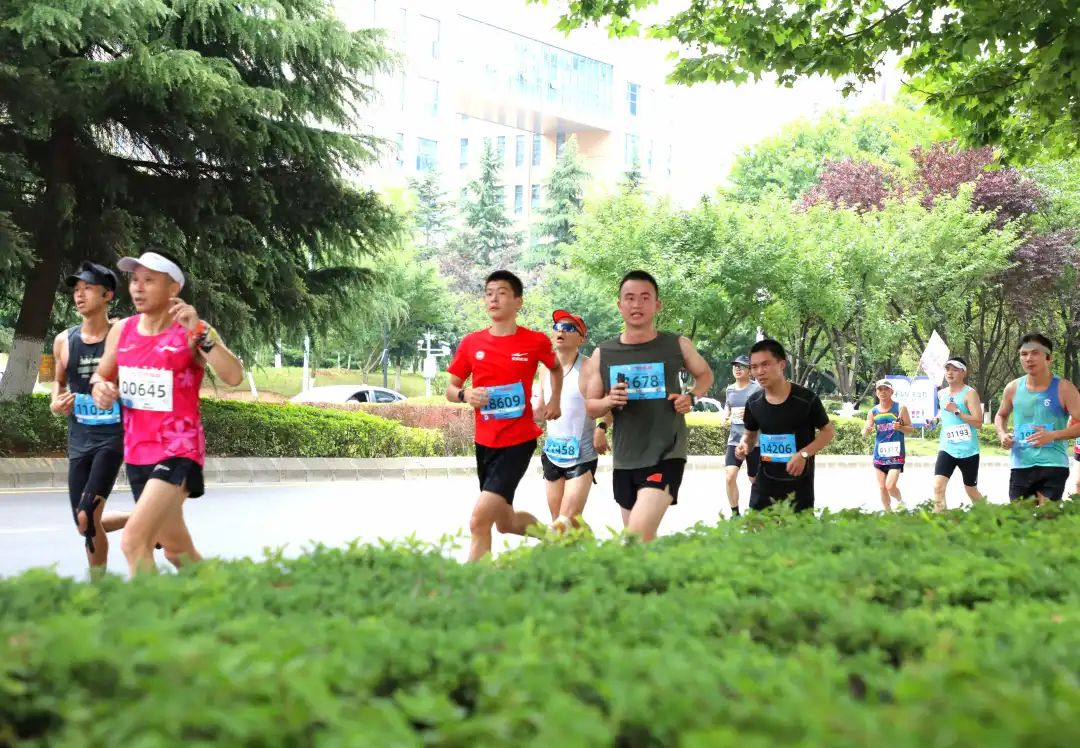 航拍爽爽贵阳！2023贵阳马拉松激情开跑