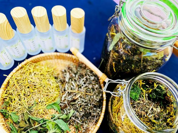 贵阳市少儿图书馆线下活动预告丨自制防蚊水、亲子阅读《猜猜我有多爱你》