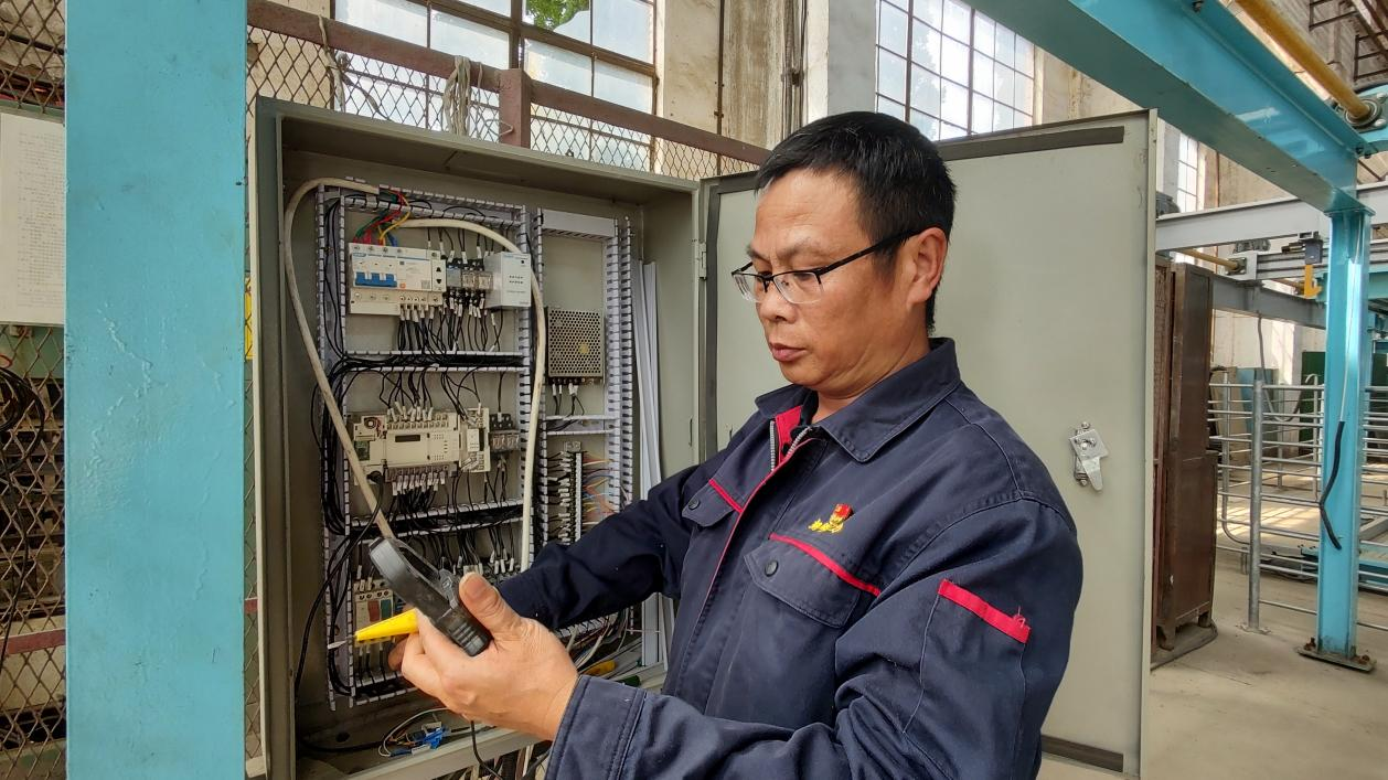 【先锋风采】平凡岗位的坚守与贡献——朝晖鑫汇公司电工朱惠新