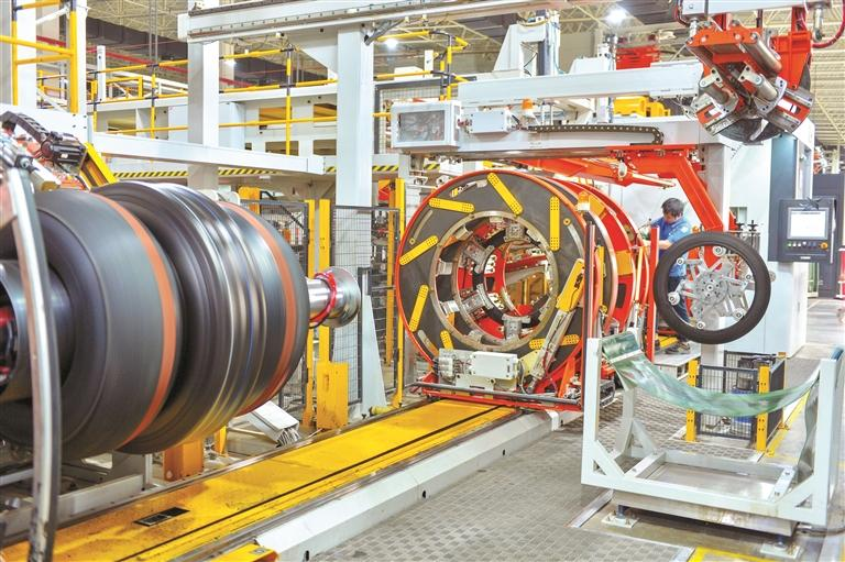 《贵州日报》关注贵州轮胎：乘“数”转型 数实相融