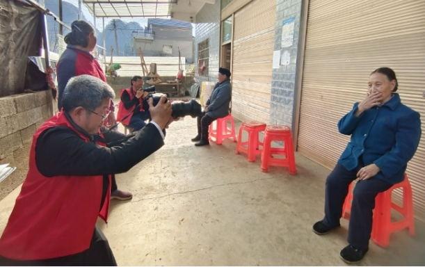 六枝特区：摄影家“定格幸福”获好评