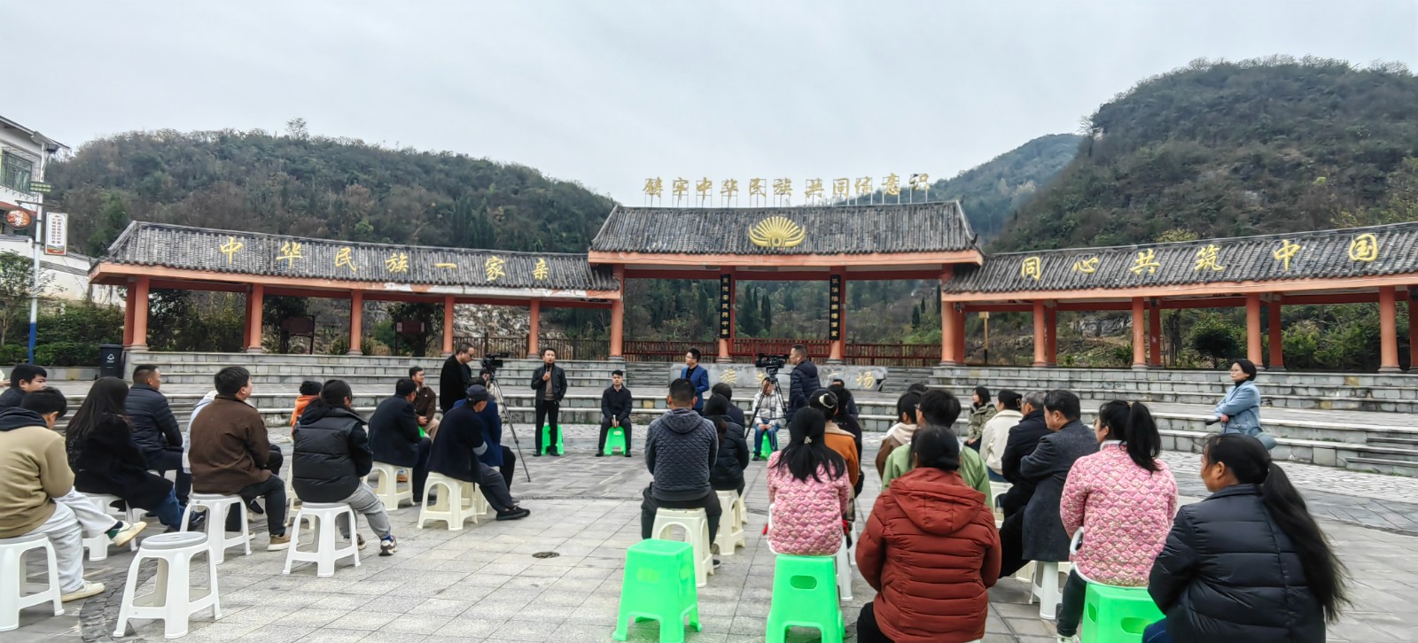 清镇市：融媒问政坝坝会解开“急难愁盼”民生结